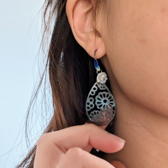 Elegance Mother of pearl Earrings, Intricate Filigree, Black Teardrop dangle - Picture 6 of 6